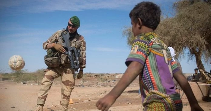 Γάλλοι στρατιώτες περιπολούν τη Μανμπίζ – Ανησυχία στην Άγκυρα